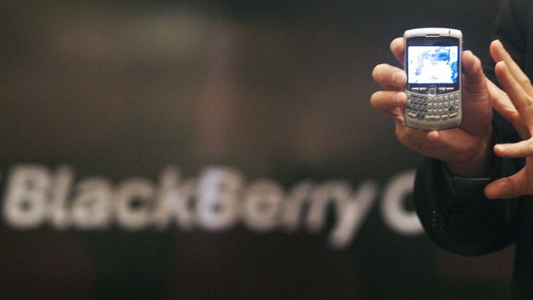 Blackberry Announces to Halt Manufacturing Mobile Phones