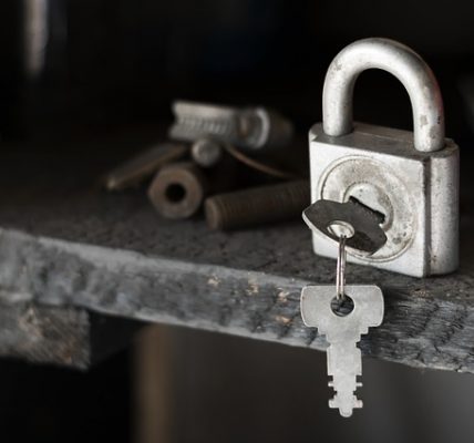 How to Hire the Right People to Repair Your Garage Lock