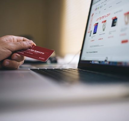 10 Features to Consider While Choosing an E-Commerce Platform