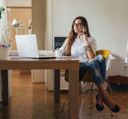 The Ultimate Guide For Fitting a Full Workstation Into a Small Space